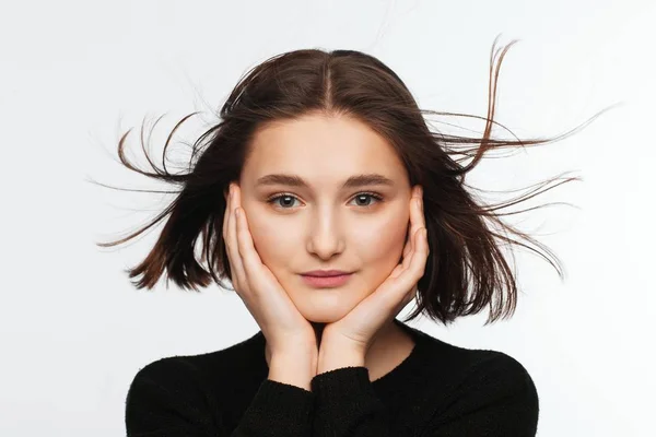 Ritratto Una Bella Adolescente Maglione Nero Sfondo Bianco Capelli Soffiati — Foto Stock