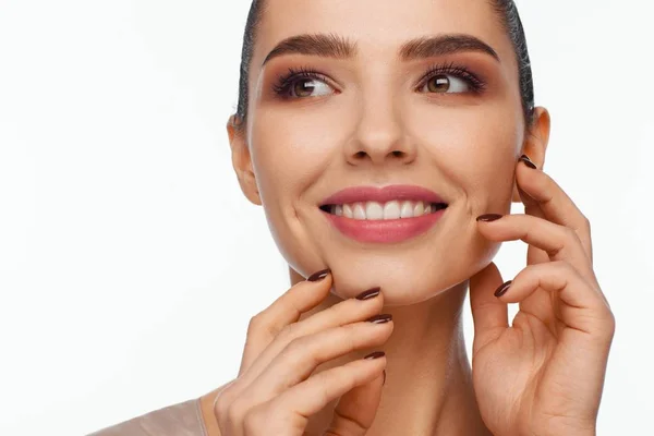 Retrato Una Hermosa Mujer Sonriente Con Pelo Recogido Estudio Fondo — Foto de Stock