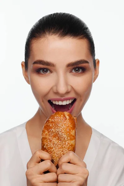 Retrato Uma Bela Mulher Sorridente Com Pão Gergelim Mão Fundo — Fotografia de Stock