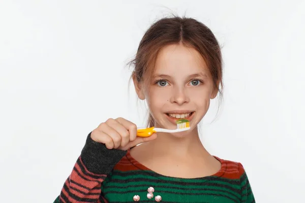 Retrato Uma Menina Oito Anos Que Escova Dentes Com Uma — Fotografia de Stock