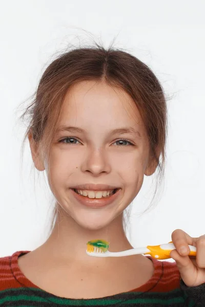 Porträt Eines Achtjährigen Mädchens Das Sich Mit Einer Zahnbürste Die — Stockfoto
