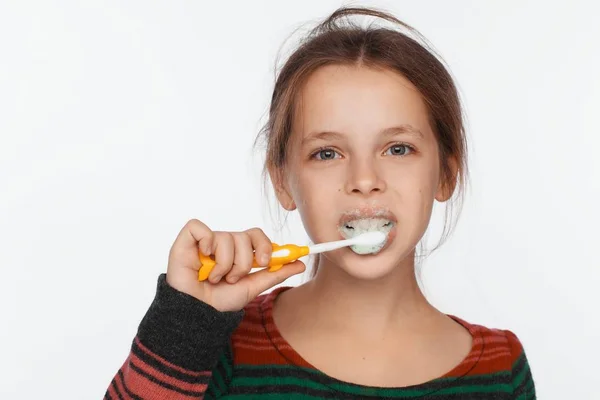Porträt Eines Achtjährigen Mädchens Das Sich Mit Einer Zahnbürste Die — Stockfoto