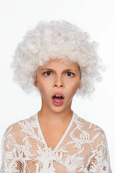Портрет Веселой Энергичной Восьмилетней Девочки Белом Парике Белыми Веснушками Белый — стоковое фото