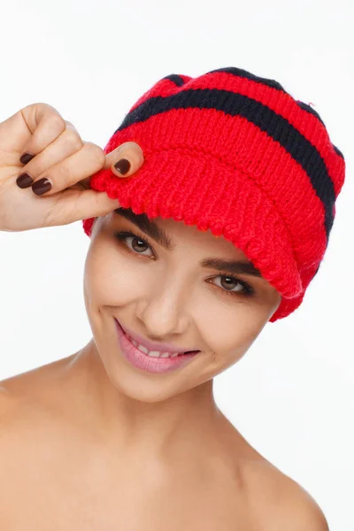 一个精力充沛的美丽女人头上戴着一顶红色针织帽子的肖像 白色背景 — 图库照片