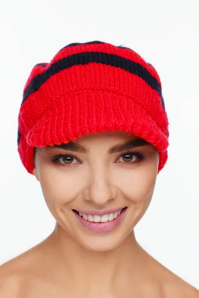 Портрет Энергичной Красивой Женщины Красной Вязаной Шляпе Голове Белый Фон — стоковое фото