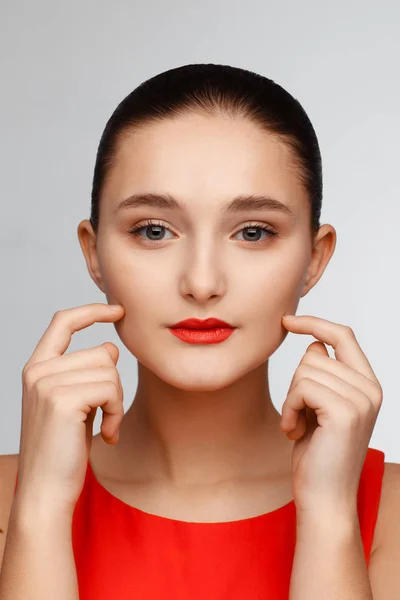 Retrato Una Hermosa Joven Con Labios Rojos Una Blusa Roja — Foto de Stock