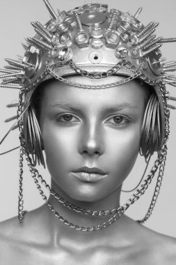 Vida, somun ve zincirleri ile metal kask içinde futuristik kadın portresi