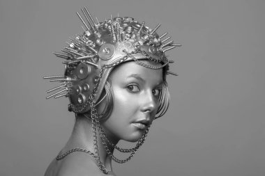 Vida, somun ve zincirleri ile metal kask içinde futuristik kadın portresi