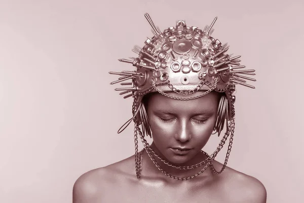 Portret Kobiety Futurystyczny Metalowy Hełm Śruby Nakrętki Łańcuchy — Zdjęcie stockowe