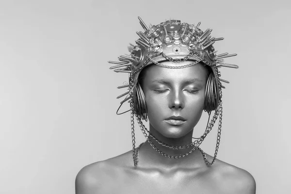 Vida, somun ve zincirleri ile metal kask içinde futuristik kadın portresi