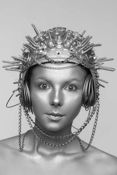 Portret Van Futuristische Vrouw Metalen Helm Met Schroeven Moeren Colliers — Stockfoto