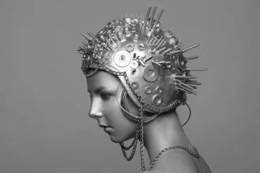 Futuristik vidalar, fındık ve zincirleri ile metal kask kadında