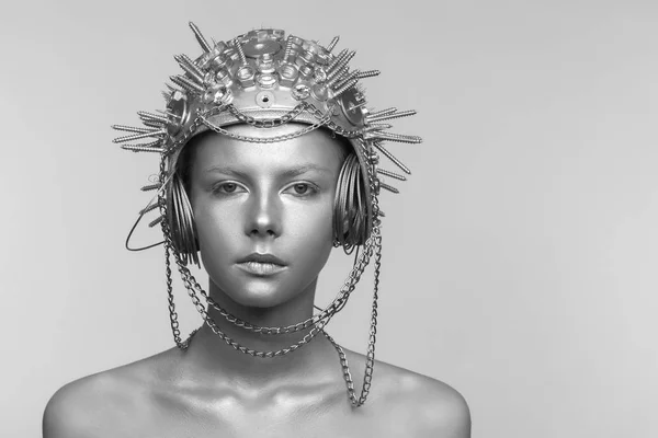 Futurystyczny Kobieta w metalowy hełm, śruby, nakrętki i łańcuchy — Zdjęcie stockowe