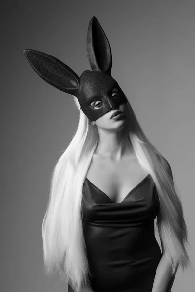 La encantadora chica con el pelo largo y liso blanco y la máscara de conejo negro en la cabeza — Foto de Stock