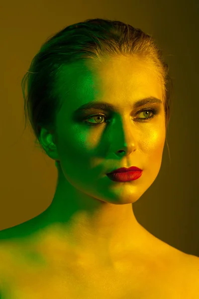 Portret van een mooie vrouw in multicolor verlichting — Stockfoto