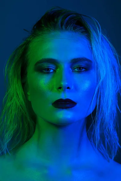 Portret van een mooie vrouw in multicolor verlichting — Stockfoto