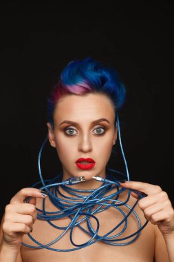 Uzun bir tel tutan bir anlamlı duygusal kadın mavi ve pembe saçlı portresi