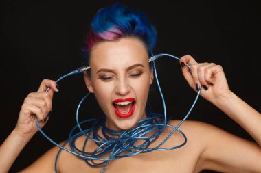 Uzun bir tel tutan bir anlamlı duygusal kadın mavi ve pembe saçlı portresi