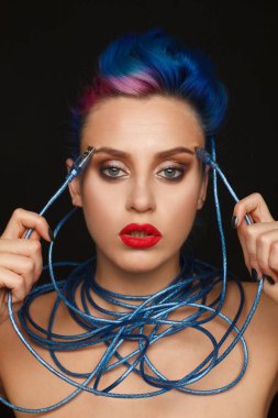 Uzun bir tel tutan bir anlamlı duygusal kadın mavi ve pembe saçlı portresi