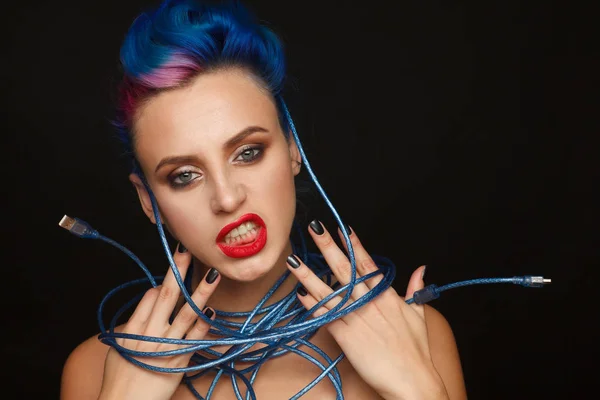 Retrato de una mujer emocional expresiva con el pelo azul y rosa que sostiene un largo cable USB — Foto de Stock