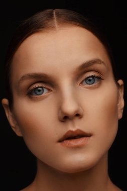 Güzel bir model temiz makyaj ve toplanan saç, bir fotoğraf stüdyosunda fotoğrafı yakın çekim portre