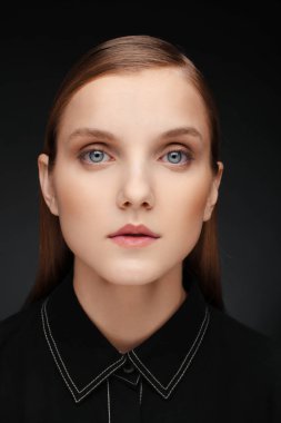 Güzel bir model temiz makyaj ve toplanan saç, bir fotoğraf stüdyosunda fotoğrafı yakın çekim portre