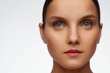 Güzel bir model temiz makyaj ve toplanan saç, bir fotoğraf stüdyosunda fotoğrafı yakın çekim portre