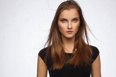 Siyah elbise giymiş güçlü duygu ile güzel bir model portresi