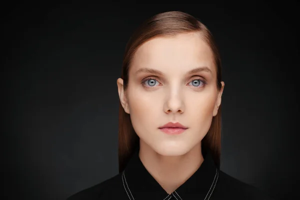 Retrato de cerca de una hermosa modelo con maquillaje limpio y cabello recogido, fotografiado en un estudio fotográfico —  Fotos de Stock