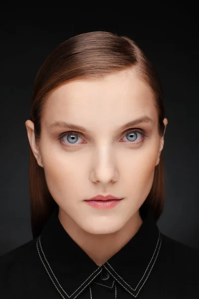 Närbild porträtt av en vacker modell med ren makeup och insamlade hår, fotograferad i en fotostudio — Stockfoto