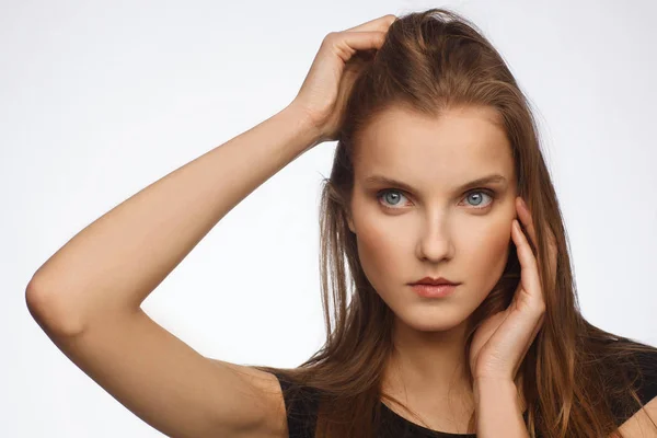 Retrato de una hermosa modelo con fuerte emoción, vestida con un vestido negro — Foto de Stock