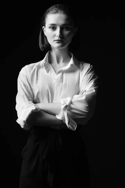 白いシャツと黒のズボンでエレガントな若い女性の肖像画。興味深いスタジオ ライト — ストック写真