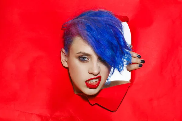 Retrato de una mujer extravagante de pelo azul y labios rojos. Emocionalmente — Foto de Stock