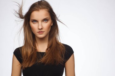 Siyah elbise giymiş güçlü duygu ile güzel bir model portresi