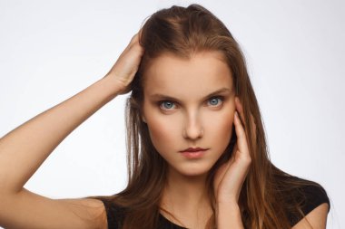 Siyah elbise giymiş güçlü duygu ile güzel bir model portresi