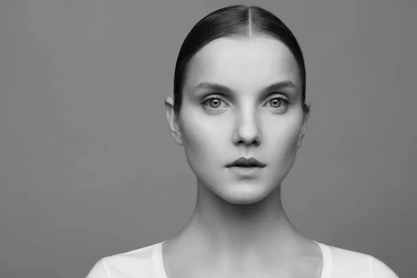 Retrato de cerca de una hermosa modelo con maquillaje limpio y cabello recogido, fotografiado en un estudio fotográfico —  Fotos de Stock