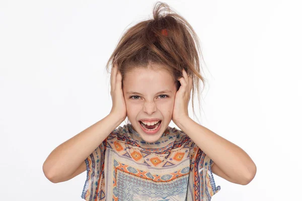 Menina bonita emocional de 8 anos, com o cabelo levantado e em uma blusa com ornamentos — Fotografia de Stock