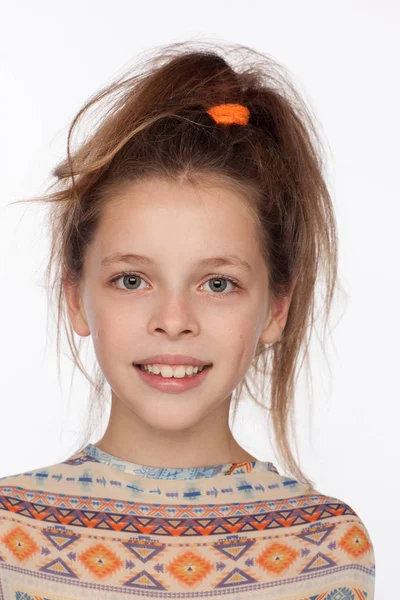 Menina bonita emocional de 8 anos, com o cabelo levantado e em uma blusa com ornamentos — Fotografia de Stock