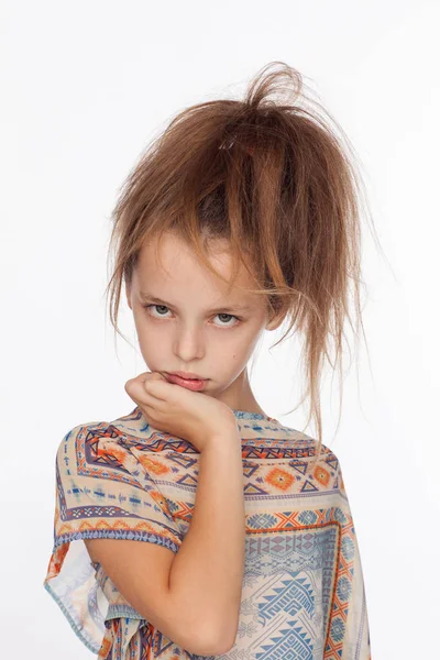 Menina bonita emocional de 8 anos, com o cabelo levantado e em uma blusa com ornamentos — Fotografia de Stock