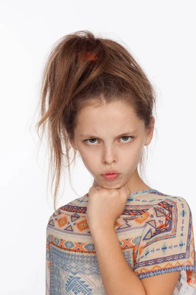 Menina bonita emocional de 8 anos, com o cabelo levantado e em uma blusa com ornamentos — Fotografia de Stock