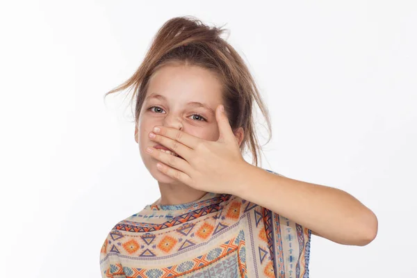 Menina bonita emocional de 8 anos, com o cabelo levantado e em uma blusa com ornamentos — Fotografia de Stock