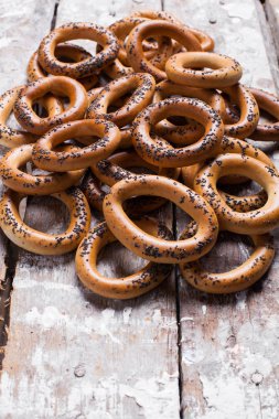 Lezzetli simit fotoğrafın haşhaş tohumu ile serpilir. Hafif ahşap arka plan