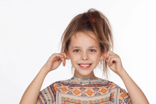 Menina bonita emocional de 8 anos, com o cabelo levantado e em uma blusa com ornamentos — Fotografia de Stock