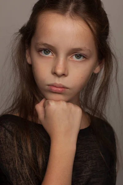 Sakin bir ruh hali, siyah bluz ve ile sekiz yaşındaki kızla portre saç aldı Telifsiz Stok Fotoğraflar