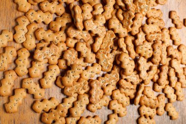 Haşhaş tohumu, kraker bileşimi bir ahşap arka plan üzerine yayılmış