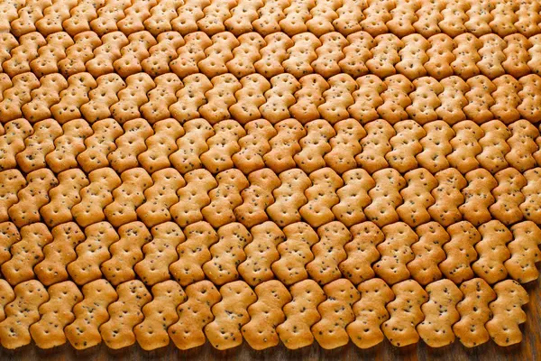 Skład krakersy z makiem, rozłożone na podłoże drewniane — Zdjęcie stockowe