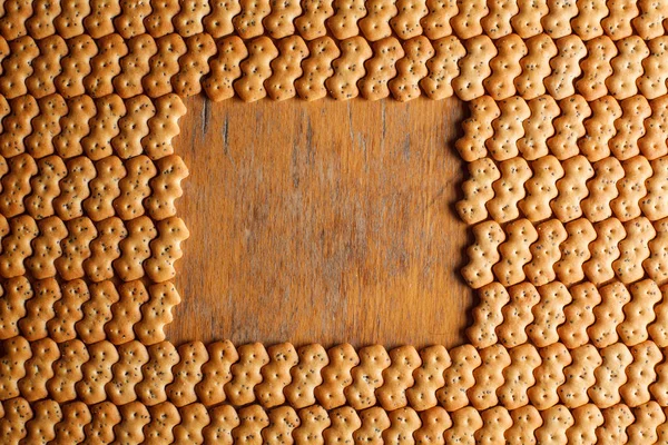 Composición de galletas con semillas de amapola colocadas sobre un fondo de madera —  Fotos de Stock