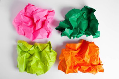 Beyaz bir arka plan üzerine yerleştirilen buruşuk kağıt sayfalarının bileşimi.