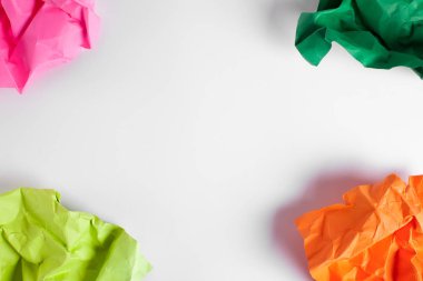 Beyaz bir arka plan üzerine yerleştirilen buruşuk kağıt sayfalarının bileşimi.