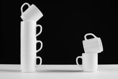 Altı beyaz kupalar düzenlenmesi kulplu. Siyah arka plan